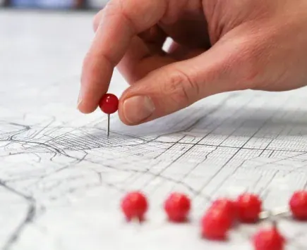 Carte avec des épingles rouges : des projets suivis dans toute la France