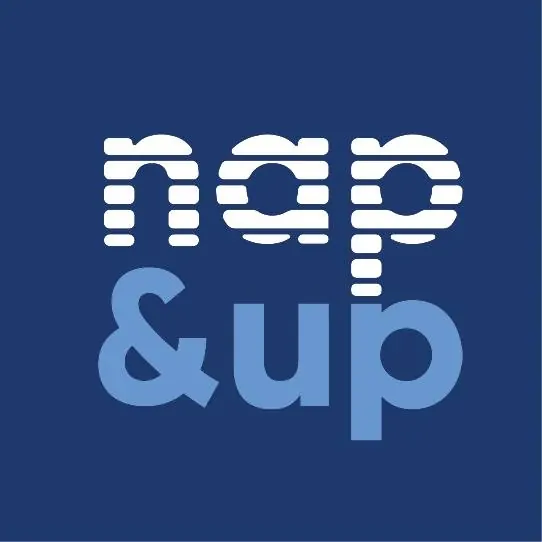 Logo de l'application Nap&Up : lettrage blanc rayé et bleu clair sur fond bleu marine