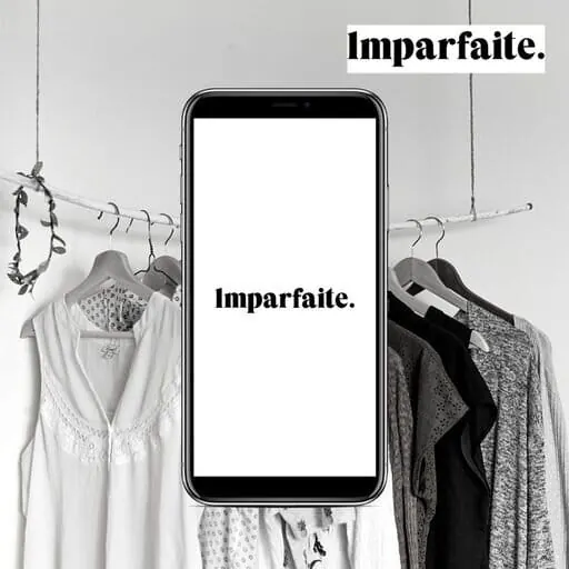 Application Imparfaite : écran de démarrage avec le logo, smartphone posé devant un portant de vêtements