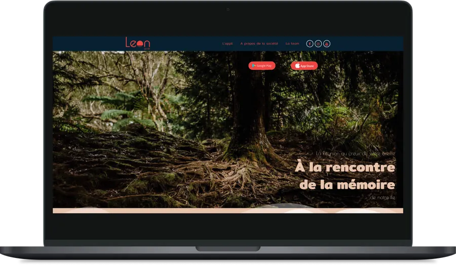 Site Léon Guide sur ordinateur portable : page d'accueil sur fond de forêt avec les liens vers Google Play et l'App Store