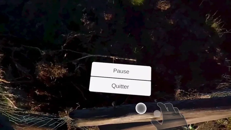Expérience OTI Ouest VR : vue immersive de nuit avec le menu Pause et Quitter et la main virtuelle du visiteur