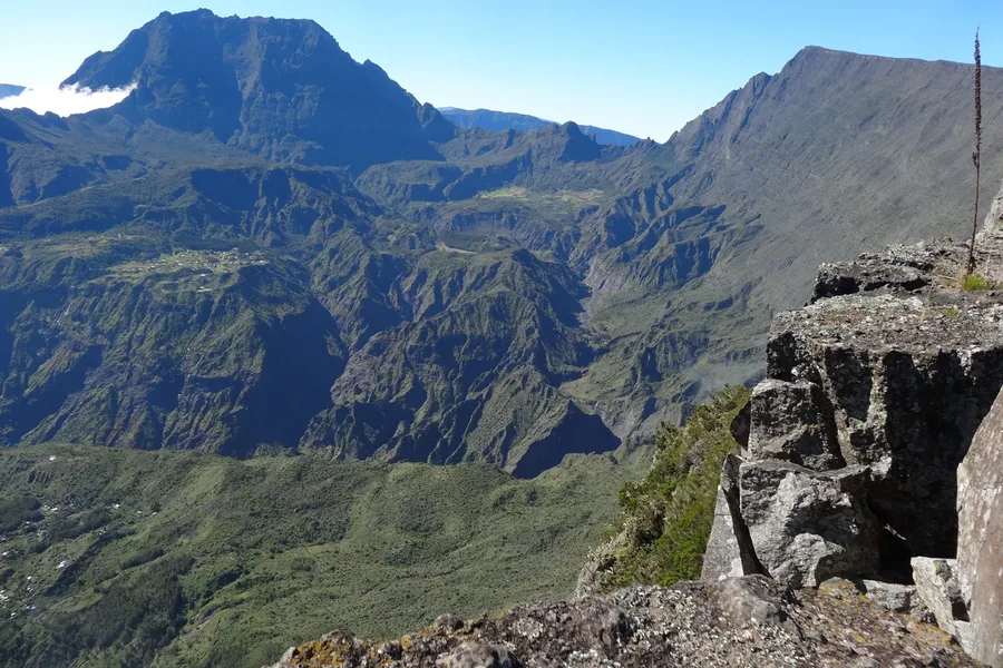 Expérience OTI Ouest VR : panorama d'un cirque montagneux verdoyant vu depuis un rebord rocheux