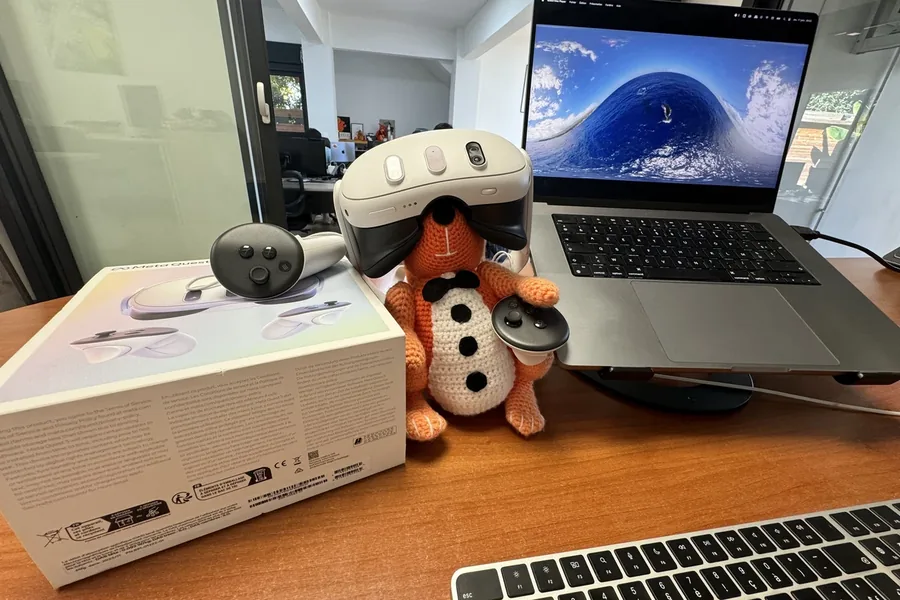Projet OTI Ouest VR : casque de réalité virtuelle et manettes sur un bureau, à côté d'un ordinateur affichant une vague à 360 degrés