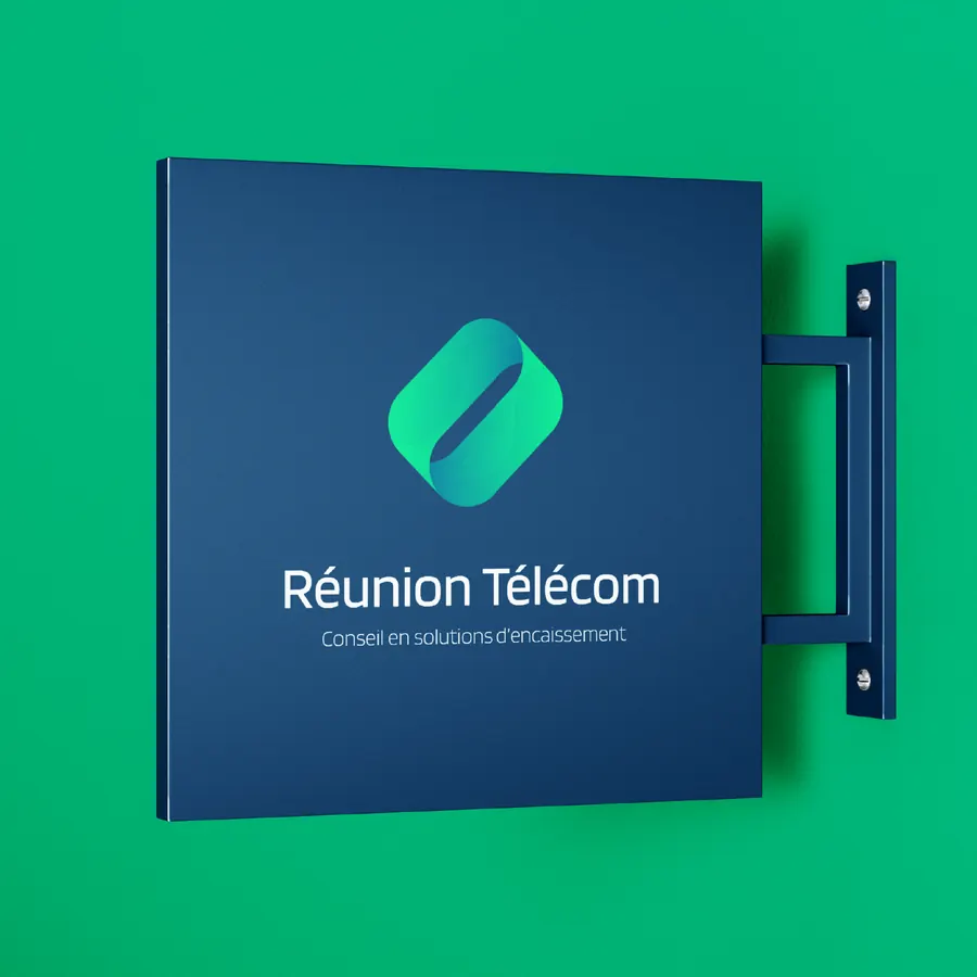 Identité Réunion Télécom : enseigne murale en drapeau portant le logo, sur fond vert
